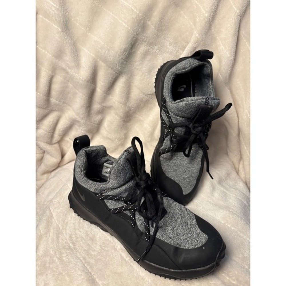 Nike Manoadome Gray Black Sneakers Athletic Trail Shoes US 8.5 EUR 40